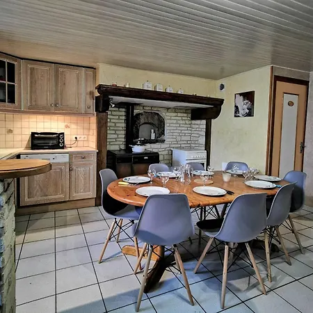 Semesterbostad Maison De Bourg Restauree Avec Cour Privative Au Coeur D'un Village Paisible, Proche Gorges De L'allier Et Sites Historiques - Fr-1-582-220 Mazerat-Aurouze